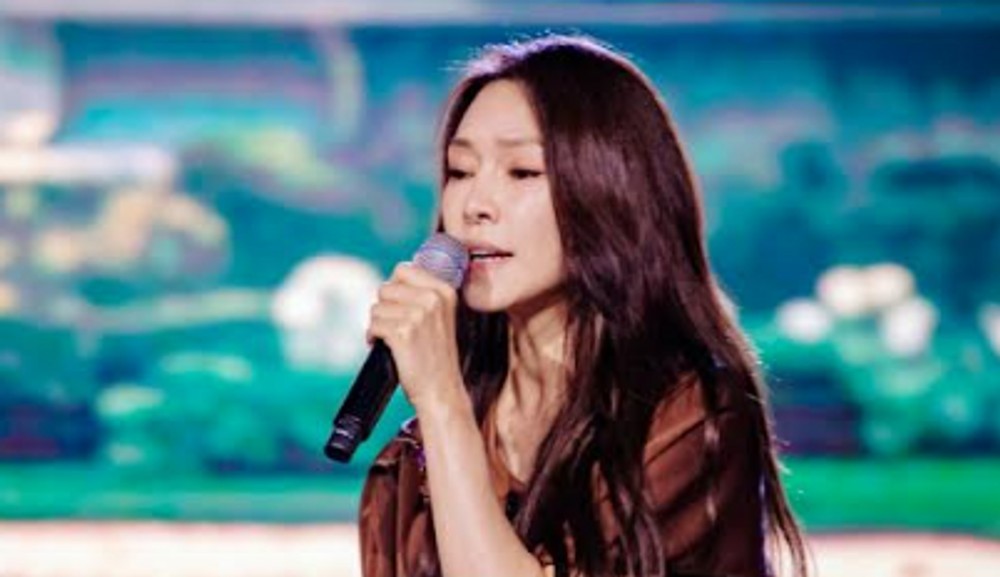 노란 수영복에 섹시한 몸매 어필하는 존예 처자