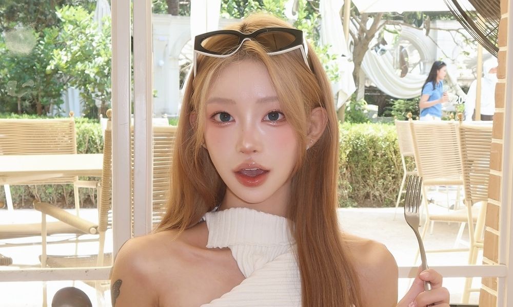 노란 수영복에 섹시한 몸매 어필하는 존예 처자