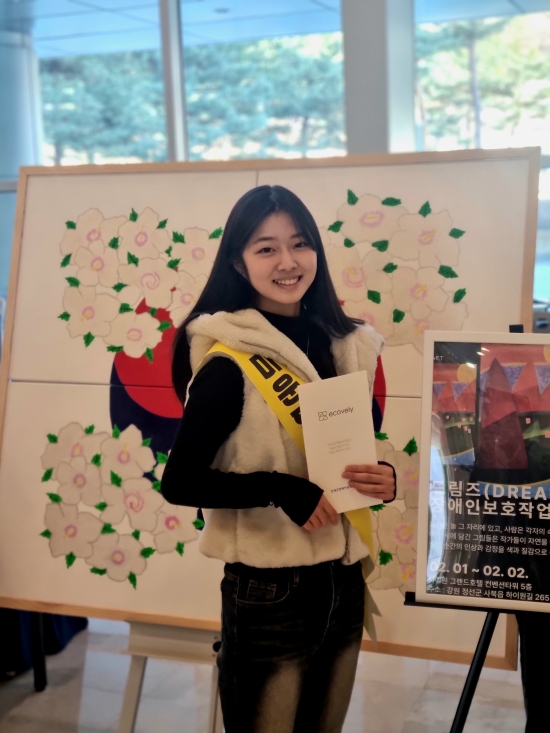 노란 수영복에 섹시한 몸매 어필하는 존예 처자