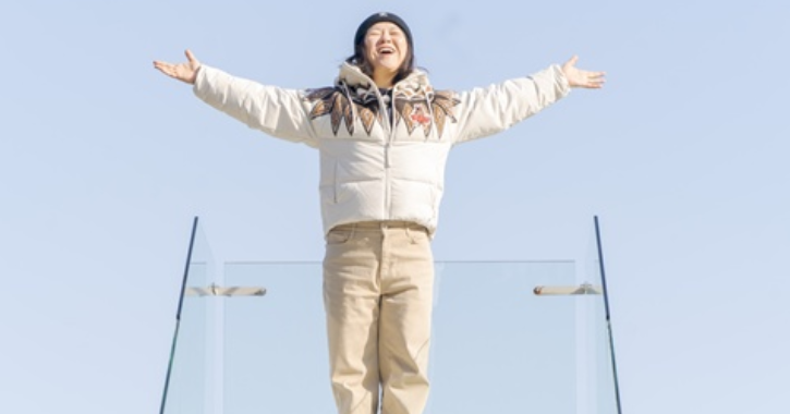 노란 수영복에 섹시한 몸매 어필하는 존예 처자