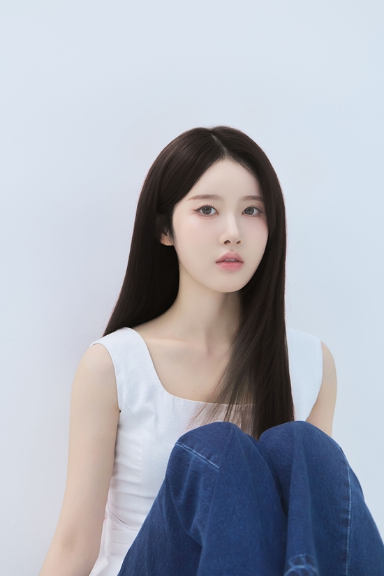 노란 수영복에 섹시한 몸매 어필하는 존예 처자