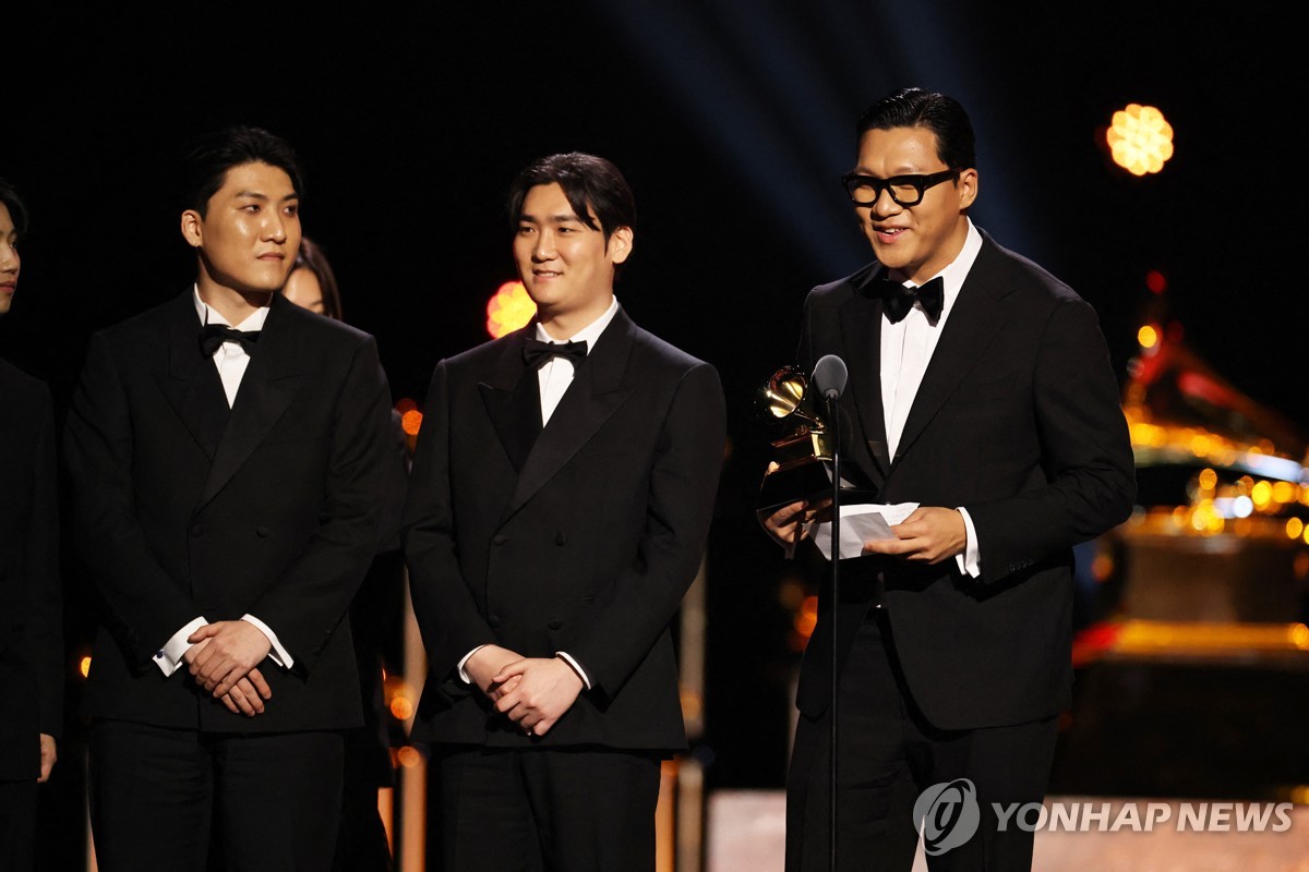 노란 수영복에 섹시한 몸매 어필하는 존예 처자