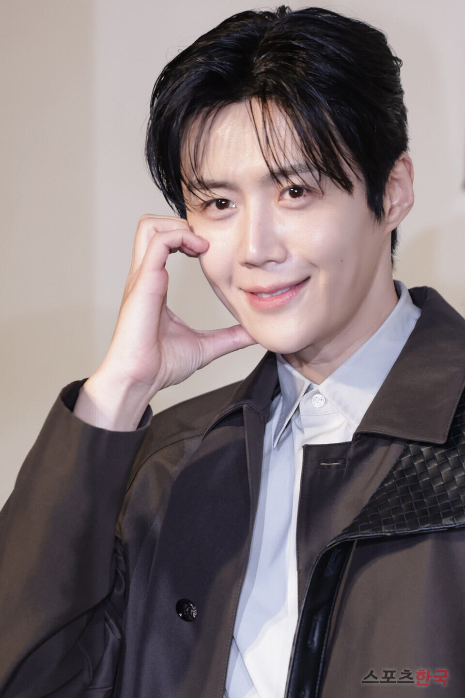 노란 수영복에 섹시한 몸매 어필하는 존예 처자