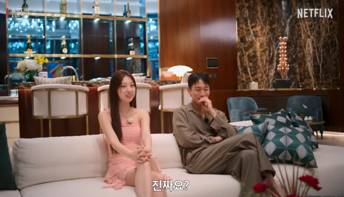 노란 수영복에 섹시한 몸매 어필하는 존예 처자