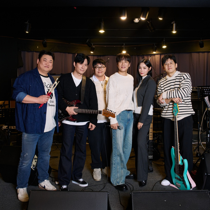 노란 수영복에 섹시한 몸매 어필하는 존예 처자