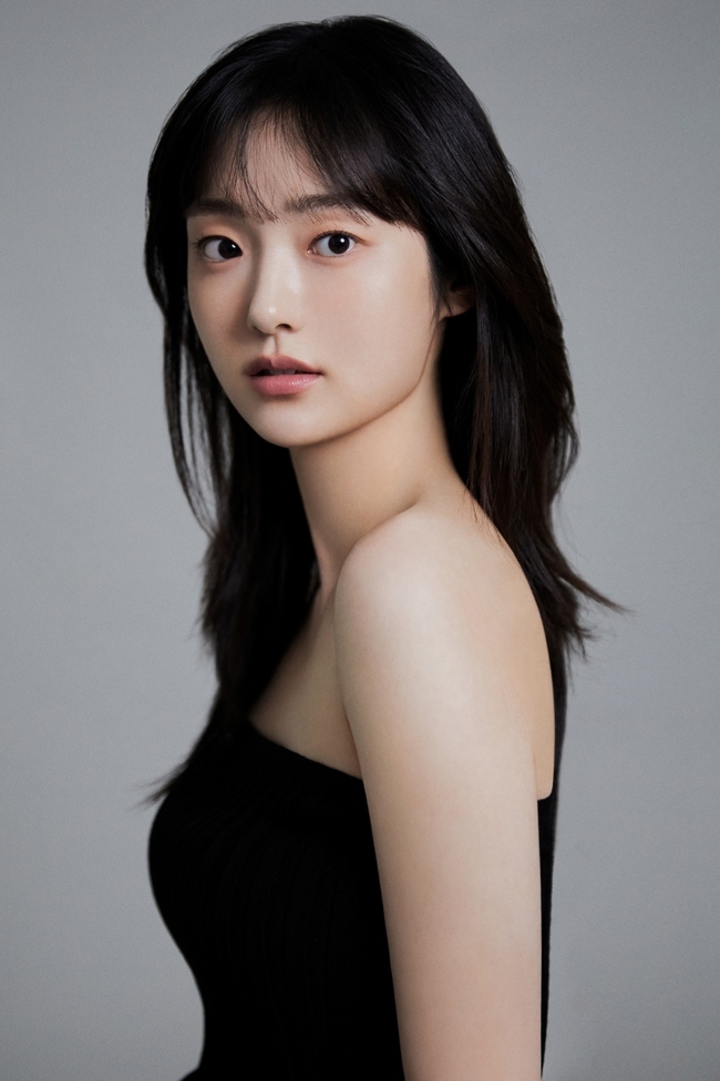 노란 수영복에 섹시한 몸매 어필하는 존예 처자