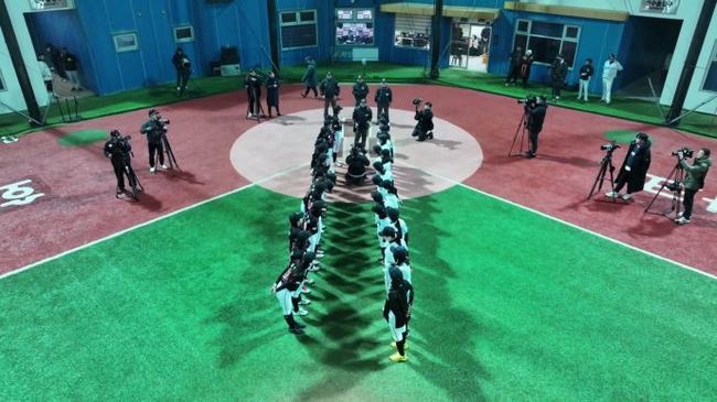 노란 수영복에 섹시한 몸매 어필하는 존예 처자