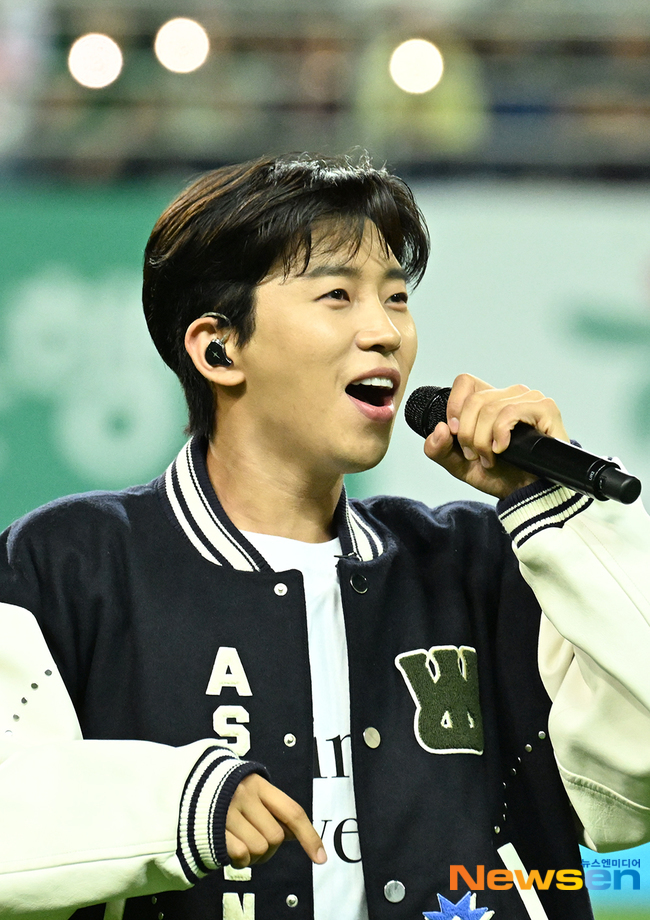 노란 수영복에 섹시한 몸매 어필하는 존예 처자