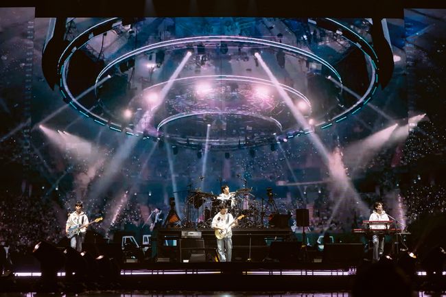 노란 수영복에 섹시한 몸매 어필하는 존예 처자