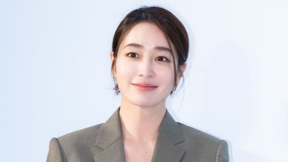 노란 수영복에 섹시한 몸매 어필하는 존예 처자