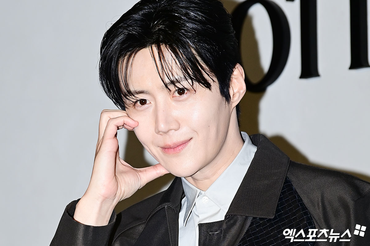 노란 수영복에 섹시한 몸매 어필하는 존예 처자