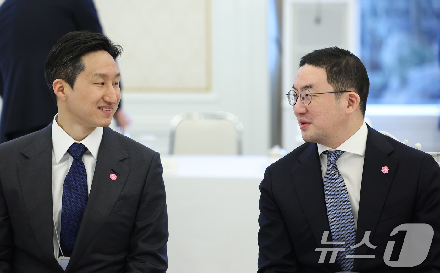 대화 나누는 구광모 LG 회장·정기선 HD현대 회장