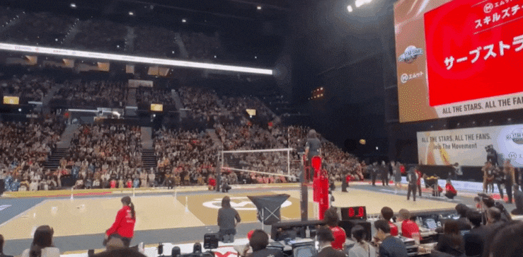 일본 배구 선수 니시다 유지가 스태프에게 공을 맞힌 직후 '슬라이딩 사과'를 하는 장면. 엑스(X·옛 트위터) 캡처