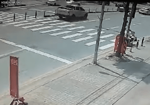 지난 6일 공개된 전동스쿠터와 오토바이 충돌 사고 장면. [유튜브 채널 ‘한문철 TV’ 캡처]