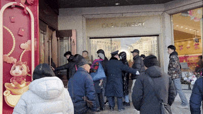 4일 오전 베이징 시청구 차이바이 백화점 앞에 금을 팔기 위해 몰려든 사람들이 줄서있다. 베이징=정다은 특파원