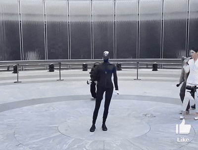 넘어진 샤오펑의 로봇 아이언 [사진=웨이보 캡처/연합뉴스]