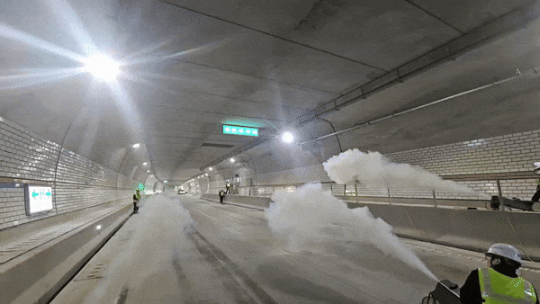 만덕~센텀 도시고속화도로 터널 내부에서 화재 상황을 가정해 연막을 분사하자, 천장에 설치된 배연 설비가 작동하며 연기를 외부로 배출하고 있다. /영상=윤일선 기자