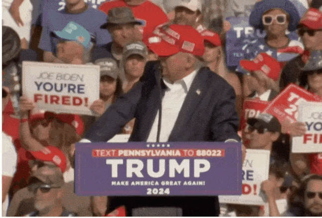 2024년 유세 도중 총격을 받은 도널드 트럼프 전 대통령(공화당 대선후보)이 유세장에 모인 청중들에게 주먹을 불끈 쥐며 “싸우라”고 외치는 모습.  [유튜브 캡쳐]