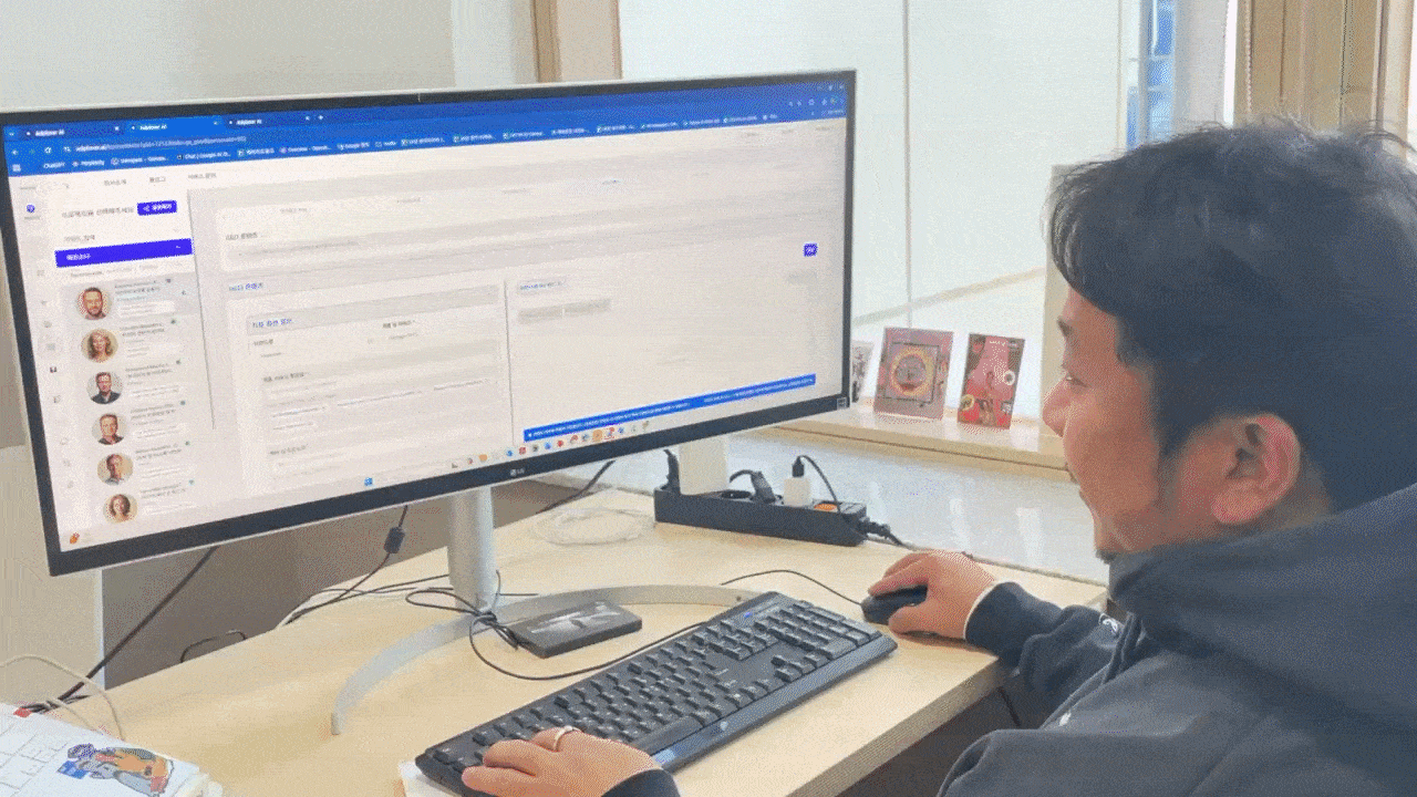 덱스터크레마 직원이 ‘애드플로러’를 활용해 광고 마케팅을 집행하는 모습 [덱스터 제공]