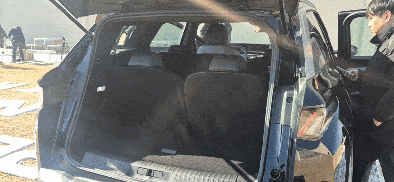 지난 2일 본지 기자가 시승을 한 ‘푸조 올 뉴 5008’ 스마트 하이브리드 모델의 러기지 공간(트렁크 적재 공간). 정경수 기자