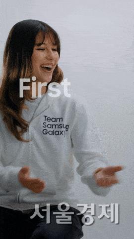 삼성전자 모델들이 ‘갤럭시 Z 플립7 2026 밀라노 올림픽 에디션’을 사용하고 있다.삼성전자