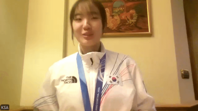18살 고등학생 스노보더 유승은이 KBS와의 화상 인터뷰에서 한국 빅에어 종목 사상 첫 메달과 함께 환하게 웃어보이고 있다. (줌 화상 인터뷰 캡쳐)