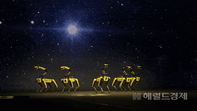보스턴다이나믹스의 사족보행 로봇 ‘스팟’ 이 지난달 5일(미국 현지시각) CES 2026 미디어데이에서 빅히트 소속 신인 K팝 보이그룹 코르티스의 ‘고(Go)’에 맞춰 약 3분간 군무를 선보이고 있다. 정경수 기자