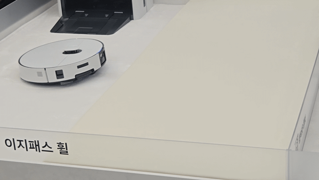 삼성전자 '비스포크 AI 스팀' 로봇청소기가 이지패스 휠을 통해 최대 45㎜ 높이의 문턱을 넘고 있다./영상=강민경 기자