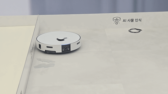 투명 액체까지 식별하는 AI 인식 기술로 물 고임 구간을 우회하는 장면./영상=강민경 기자