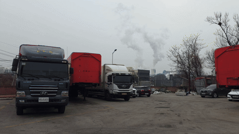 물류 차고지에 대형화물 트럭들이 정박해있다. /사진= 이정우 기자