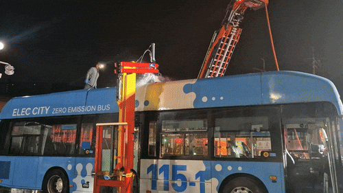 10일 기장군 철마면 한 버스 차고지에서 발생한 전기버스 화재 현장에서 소방대원들이 전국 최초로 도입된 전기버스 화재진압장치를 활용해 버스 상부 배터리팩을 냉각하며 진압 작업을 벌이고 있다. / 부산소방재난본부 제공