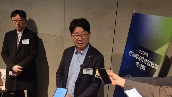 [서울=뉴시스] 엄기천 포스코퓨처엠 대표가 11일 JW메리어트호텔 서울에서 열린 2026년 한국배터리산업협회 이사회‧총회 이후 기자들과 만나 답변하는 모습. (사진=이창훈 기자) 2026.02.11 photo@newsis.com *재판매 및 DB 금지  *재판매 및 DB 금지