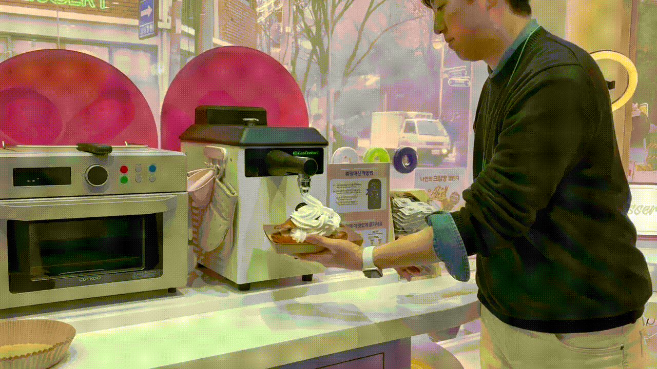 12일 찾은 CU 성수디저트파크점에서 직원이 크루아상 위에 휘핑크림을 뿌리고 있다. 박연수 기자