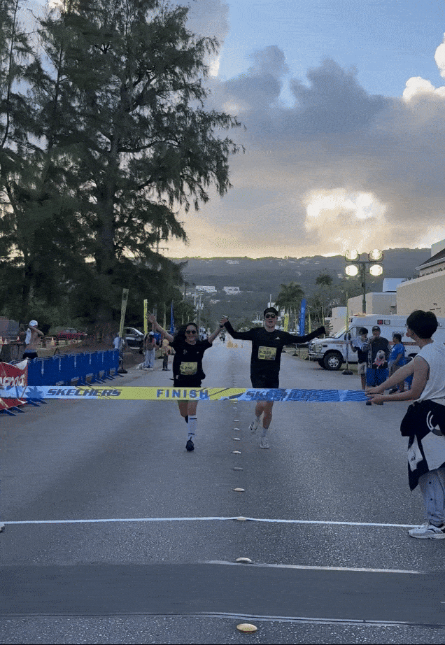 2025년 사이판 마라톤에서 결승선에 들어오고 있는 한국인 참가자/사진=김지은 여행+ 기자