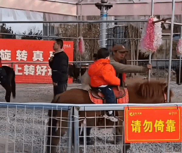 산시성 시안 관광지에서 운영되던 말을 이용한 놀이기구 모습. (웨이보 갈무리)
