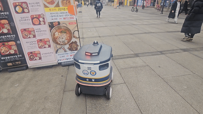 뉴빌리티 순찰로봇 '뉴비'가 베너를 감지한 뒤 우회해서 이동하고 있다. [사진=설재윤 기자]