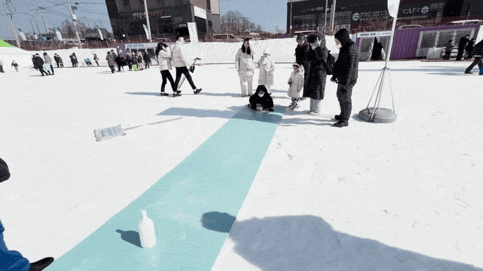 눈동이 동계훈련소 주전자로 즐기는 컬볼링 / 사진= 문서연 여행+ 기자