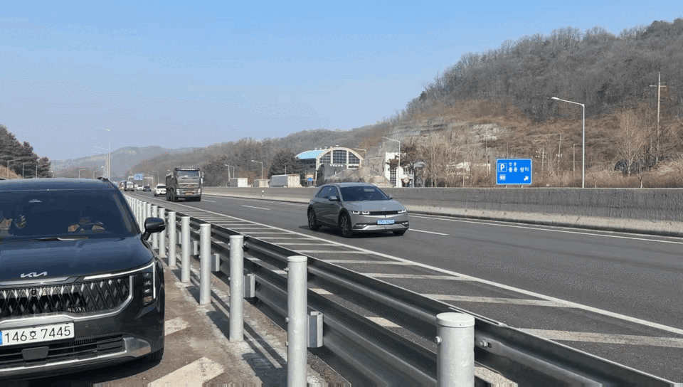 12일 강원 원주시 인근 고속도로에서 체납 차량을 단속 중인 모습. 단속 요원들이 번호판을 직접 확인하거나 조수석에 설치된 번호판 인식 프로그램을 활용한다. /이호준 기자