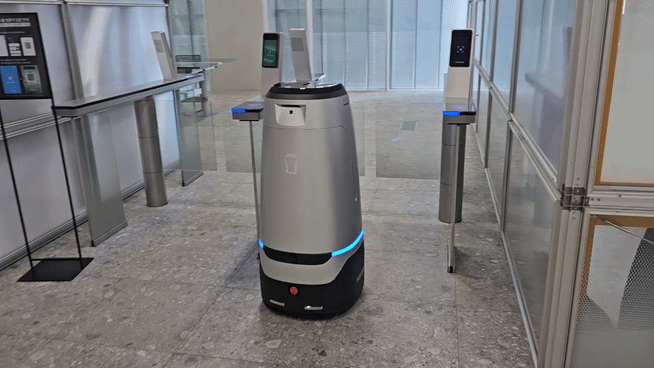 네이버 1784 사옥에서 배송 로봇 '루키1'이 클라우드 시스템(ARC)과 연동되어 별도의 인증 없이 자동으로 보안 게이트를 통과하고 있다. [사진=설재윤 기자]