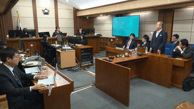 지난 12일 자신의 내란중요임무종사 혐의 1심 선고 직후 방청석을 향해 웃어 보이는 이상민 전 장관