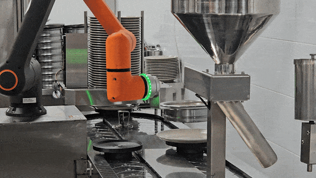 용인휴게소(강릉방면)에 설치된 라면 로봇이 라면을 끓이고 있는 모습. 채민석 기자