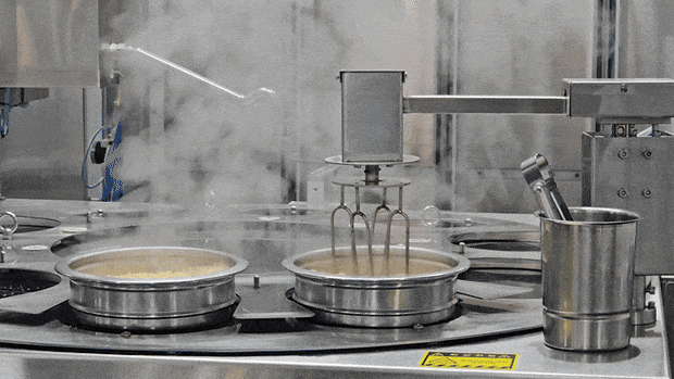 용인휴게소(강릉방면)에 설치된 라면 로봇이 라면을 끓이고 있는 모습. 채민석 기자