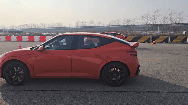 한국교통안전공단 내에서 진행한 제네시스 'GV60 마그마' 드래그 레이싱 모습. [사진=김종성 기자]