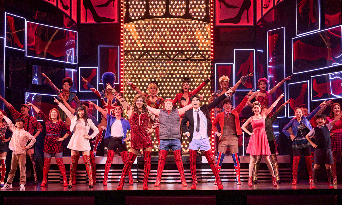 뮤지컬 ‘킹키부츠’에서 롤라와 전 출연진이 강렬한 가창과 화려한 퍼포먼스로 무대를 장악하며 “너답게 살아”라는 작품의 메시지를 힘 있게 전하고 있다. CJ ENM 제공