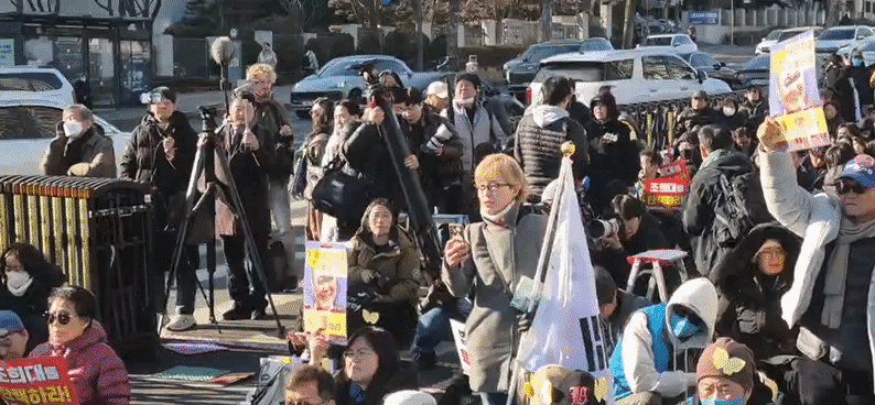 19일 서울 서초구 법원종합청사 인근에서 윤석열 전 대통령의 유죄를 촉구하는 집회가 열렸다. 이날 재판부가 윤 전 대통령에 대해 무기징역을 선고하자 한 진보 성향 집회 참가자가 판결에 반발하고 있다. /임희재 기자