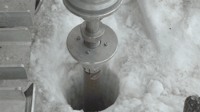 SWAIS2C 연구팀이 523m 깊이로 뚫은 얼음 구멍 속을 카메라가 내려가는 모습. 연구팀은 이 구멍을 통해 228m 길이의 퇴적물 코어를 채취했다. Ana Tovey, SWAIS2C 제공