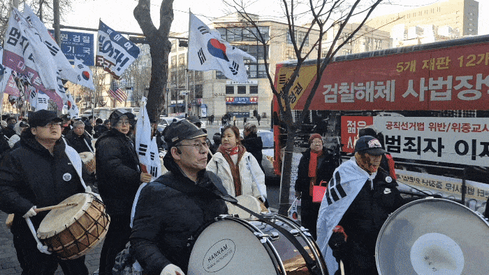 내란 우두머리 혐의로 기소된 윤석열 전 대통령의 1심 선고일인 19일 윤 전 대통령 지지자들이 서울 서초구 서울중앙지법 인근에서 무죄를 주장하는 집회를 하고 있다. 김태욱 기자