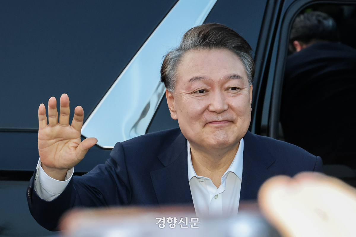 “현재 65세 고령”…윤석열 사형 대신 무기징역 선고의 의미[점선면]