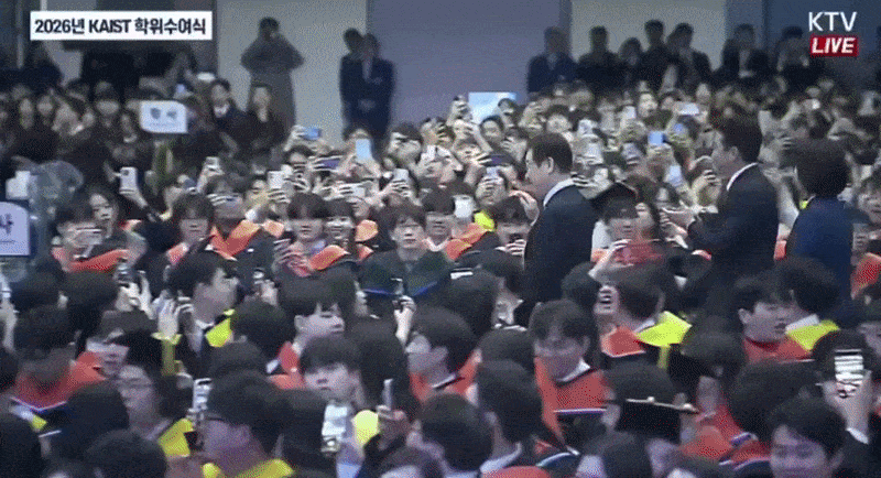 이재명 대통령이 20일 대전 유성구 카이스트(KAIST)에서 열린 학위수여식에 입장하며 졸업생들과 하이파이브를 하고 있다. KTV 갈무리