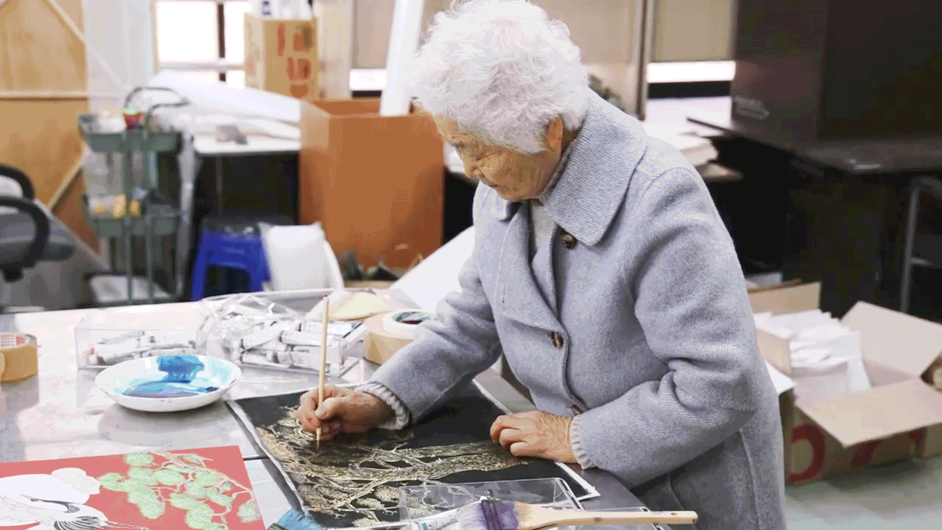 ‘85세 대학생’ 이군자 할머니가 자신의 민화 작품을 다듬고 있다.